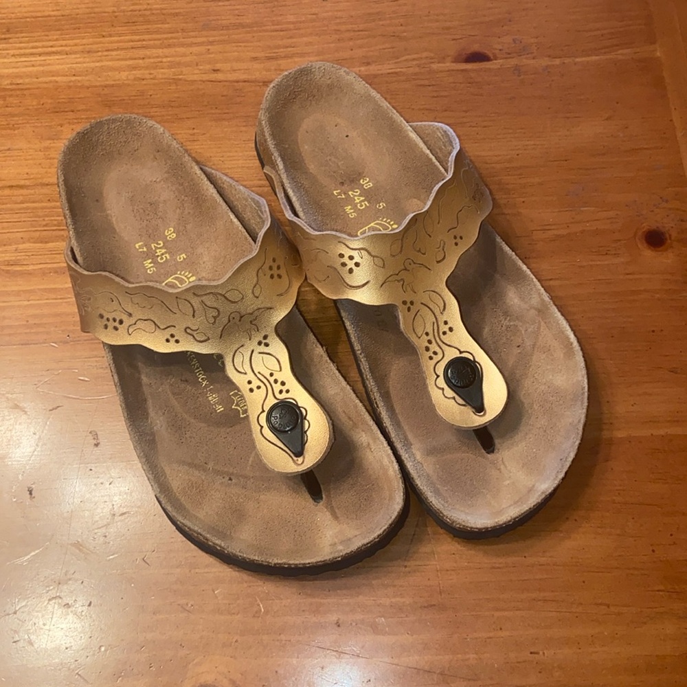 Papillio by Birkenstock Gizeh Sandals size 38/7 gold Electric Metallic birds